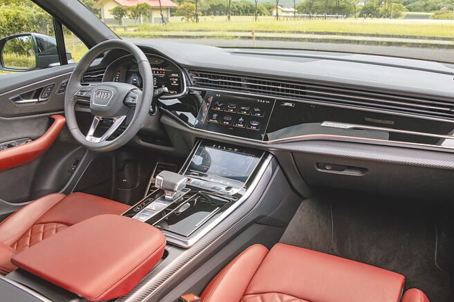 儀表控台採用高亮澤黑色按鍵搭配鋁質按鍵。（陳大任攝）