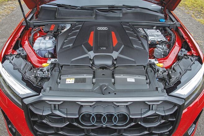 4.0L V8心臟具備507hp/5500rpm最大馬力及770Nm/2000-4000rpm最大扭力，並將引擎室塞得滿滿的，予人充滿紮實動力的感受。（陳大任攝）
