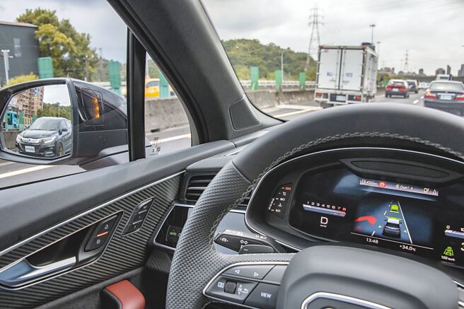 後視鏡盲點警示與儀表同步。（陳大任攝）