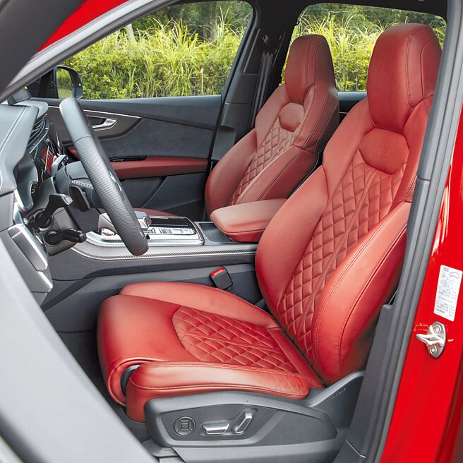 SQ7標配Valcona真皮跑車座椅plus，不僅豪華細緻，更提供絕佳的乘坐質感。（陳大任攝）