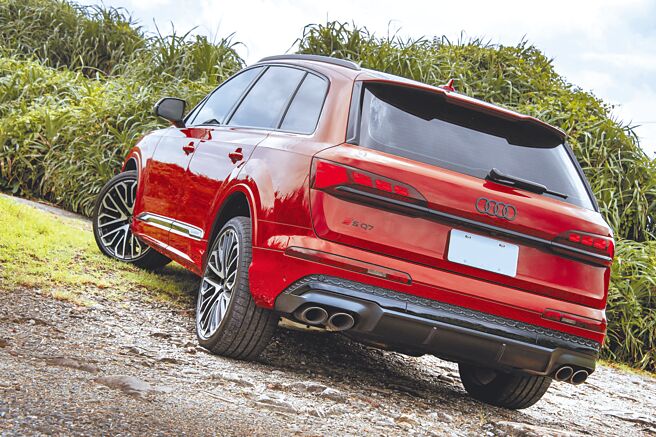 在越野模式下會升高車身，加大跨越障礙的能力。（陳大任攝）