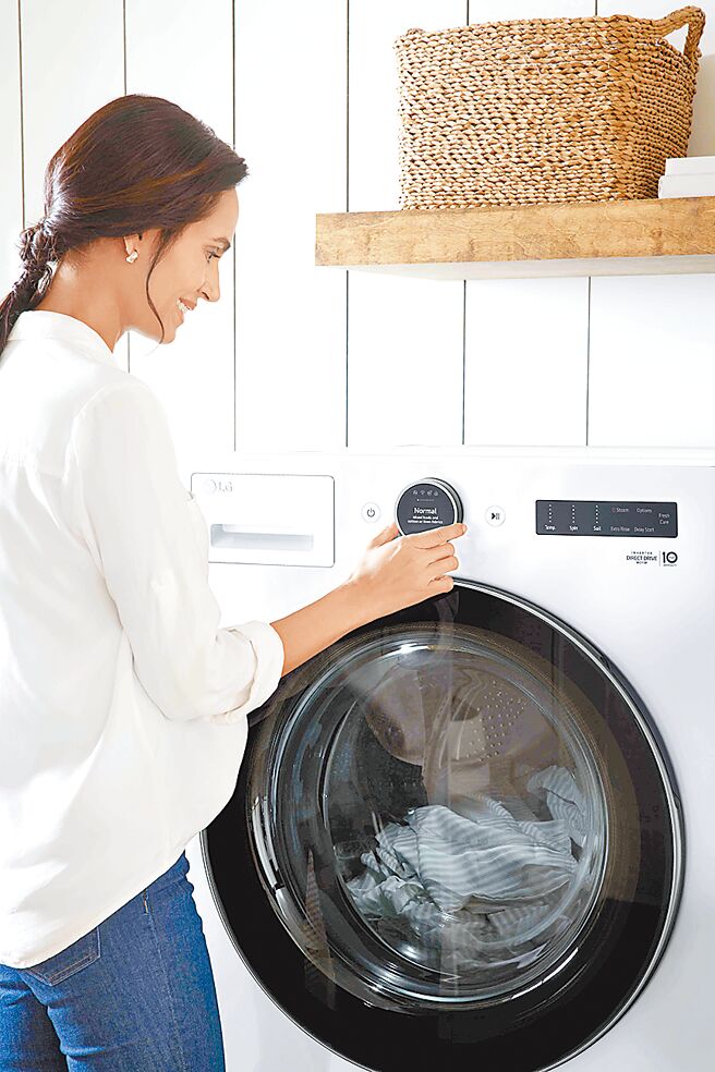 LG AI DD蒸氣變頻滾筒洗衣機 (蒸洗脫)22公斤，WD-S22FW (冰瓷白)，4萬6900元。（LG提供）