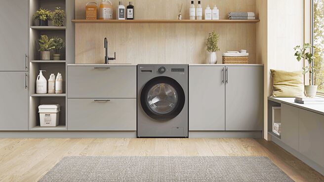 LG AI DD 蒸氣變頻滾筒洗衣機 (蒸洗脫烘)18公斤，WD-S18NDB(夜墨灰)，5萬5900元。（LG提供）