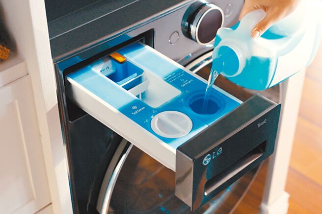 LG AI DD蒸氣變頻滾筒洗衣機的蒸洗脫烘機種配備ezDispense智慧洗劑投入，可感測自動精準投入適合的洗劑量。（LG提供）