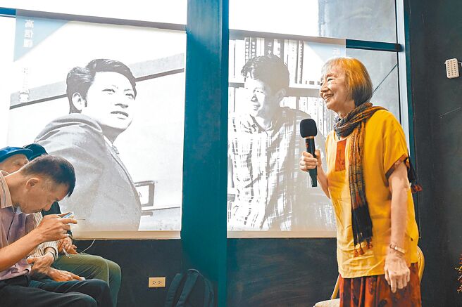 阮义忠文学馆曾主办「高信疆《纸上风云》＆阮义忠《映象之旅》」联展，高信疆夫人柯元馨（右）到场致词。（本报资料照片）