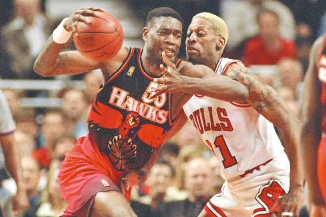 穆汤波（左）是NBA着名的阻攻高手，图为他与「篮板王」罗德曼卡位对抗。（美联社）