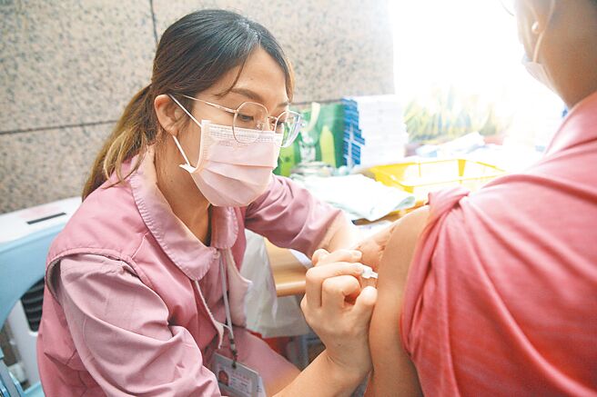 公费流感疫苗1日开打，医师提醒，50岁以上、慢性病患者不仅是流感的高危险群，也是带状疱疹的高风险对象，应及早预防。（本报资料照）