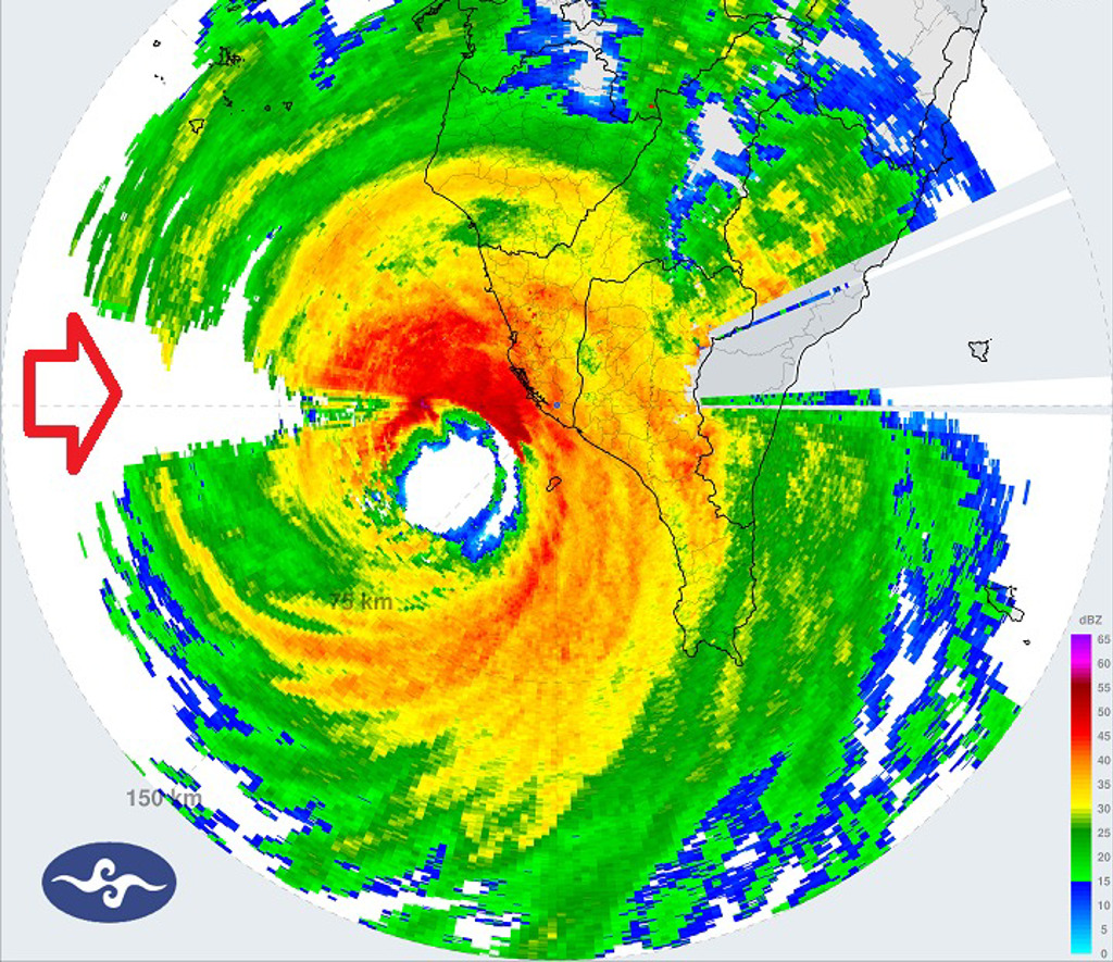 鄭明典指出，山陀兒部分環流「降雨密集到連雷達都穿不透」，強降雨將影響陸地。（中央氣象署提供）