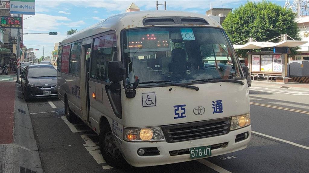 原中壢客運負責營運的129線於今年7月因契約終止而停駛，目前由亞通巴士暫時協助載客，盼能找到接續中壢客運的客運公司接手。（姜霏攝）