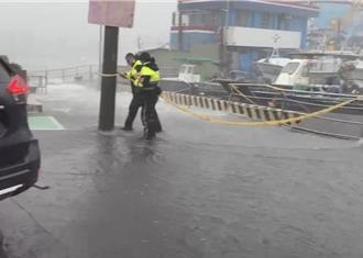 高雄旗津風強雨驟海水倒灌　鼓山元亨寺牌樓遭吹垮