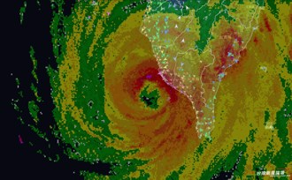 破紀錄！颱風眼牆掃高雄港「颳17級強風」專家：非常嚴峻