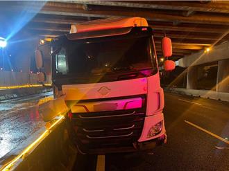 山陀兒牛步天候不佳 新北大型車自撞水泥護欄！交通一度受阻