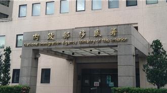 陸夫妻怒拔西門町港人「光復香港」活動旗幟    移民署：下午強制出境