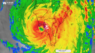 颱風中心「大量閃電訊號」粉專疾呼：南高屏民眾切勿外出