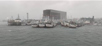 高雄狂风暴雨！前镇渔港19渔船断缆漂流 拖船急封锁港口