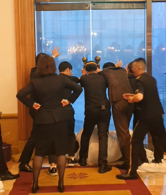 飯店員工築人牆「肉身擋風雨」 直擊高雄漢來驚險現場