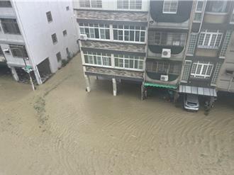 山陀兒大潮倒灌水淹小腿肚 高雄內惟居民：比凱米還嚴重