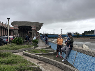 山陀儿颱风袭台 中坜渔港仍涌入民眾观浪吃海产