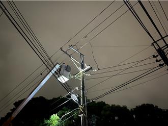 桃園觀音區驚傳爆炸聲 電線桿竄火花漆黑一片 台電急搶修
