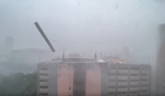 在看3D災難片？高雄大樓屋頂「狂噴鐵皮」 妹子嚇喊：快解體了