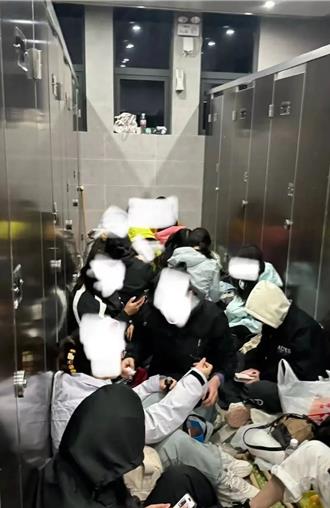 十一連假訂不到房 遊客竟擠黃山公廁過夜 驚人畫面曝光