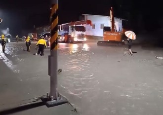 豪雨強襲！台東知本溫泉唯一道路　水淹過千歲橋「危險」