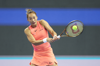 中網〉鄭欽文首進8強：阿尼西莫娃被逆轉失控怒摔球拍