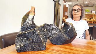 台東 髮型設計師老查返鄉築夢 創作碳化木雕