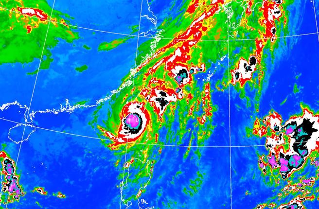 山陀兒颱風一直卡在高雄西南方近海，因捲入北方下來的冷空氣，強度持續減弱。（中央氣象署提供）