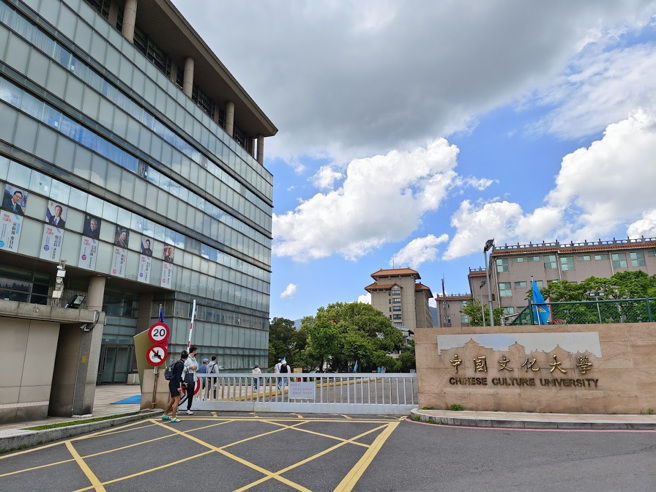 一群文化大学学生在火锅店用餐，竟把冰柜的冰淇淋整桶抱出来，直接挖着吃；校方昨表示已带学生向店家道歉。（翻摄Google Maps）