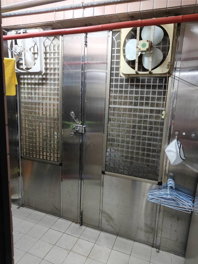 基隆市信義區東信路一處民宅後方發生小規模土石流，造成民宅後門遭土石堵住，市府緊急鋪設帆布因應。（翻攝照片／張志康基隆傳真）