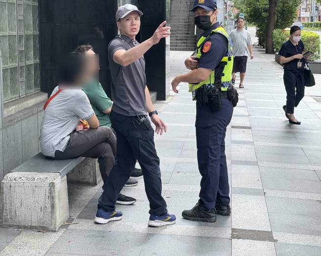 组长吴杰坤及数名员警也同时衝到张女前，惊险拦停疾驶的车辆。（图 / 警方提供）