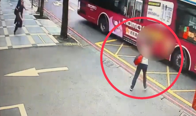 根据曝光的这段监视画面，可以看见张女行走时忽然重心不稳，急速衝到了马路上，险与一旁行经的公车碰撞。（图 / 刘咏韵翻摄）
