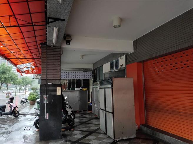 警方到場查看並將冰箱推至旁店家屋簷下，未影響人車通行。（警方提供／林雅惠高雄傳真）
