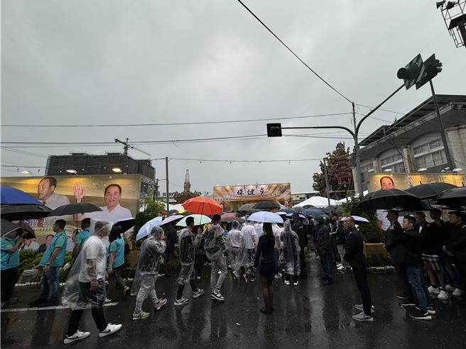 上千人風雨無阻前來參加吳健保告別式。（曹婷婷攝）