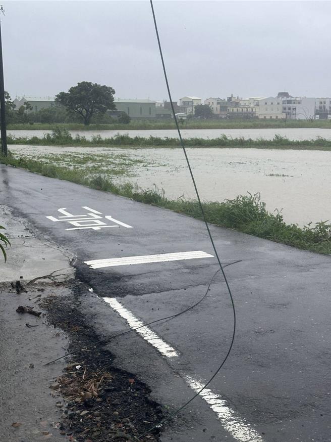 山陀儿来袭，造成沿海地区电线脱落。（台电新营区营业处提供／张毓翎台南传真）