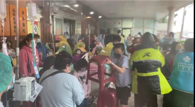山陀兒來襲東港安泰醫院傳火警，院方緊急撤離病患逾30人。（民眾提供／謝佳潾屏東傳真）