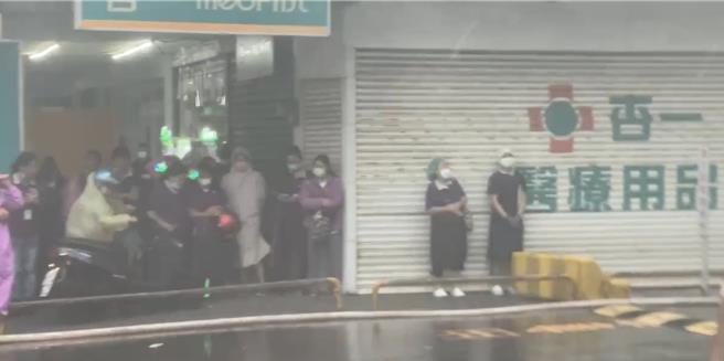 山陀兒來襲東港安泰醫院傳火警，院方緊急撤離病患逾30人。（民眾提供／謝佳潾屏東傳真）