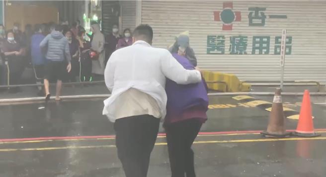 山陀兒來襲東港安泰醫院傳火警，院方緊急撤離病患逾30人。（民眾提供／謝佳潾屏東傳真）