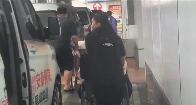 山陀兒來襲東港安泰醫院傳火警，院方緊急撤離病患逾30人。（民眾提供／謝佳潾屏東傳真）