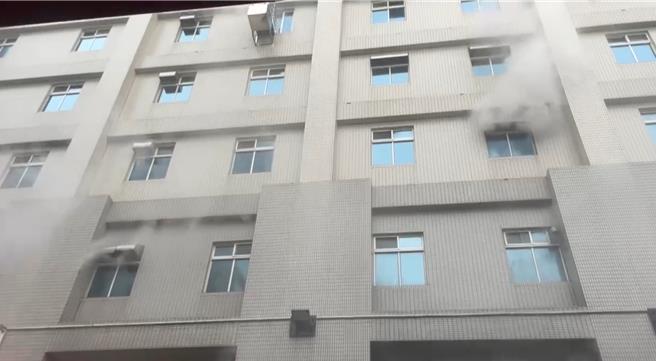 山陀兒來襲東港安泰醫院傳火警，院方緊急撤離病患逾30人。（民眾提供／謝佳潾屏東傳真）