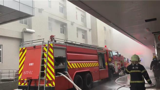 山陀兒來襲東港安泰醫院傳火警，院方緊急撤離病患逾30人。（民眾提供／謝佳潾屏東傳真）