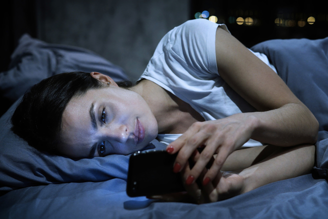 研究指出，長期接觸藍光可能會產生胰島素阻抗與高血糖，建議減少使用3C產品，以降低其危害。（示意圖：shutterstock／達志）