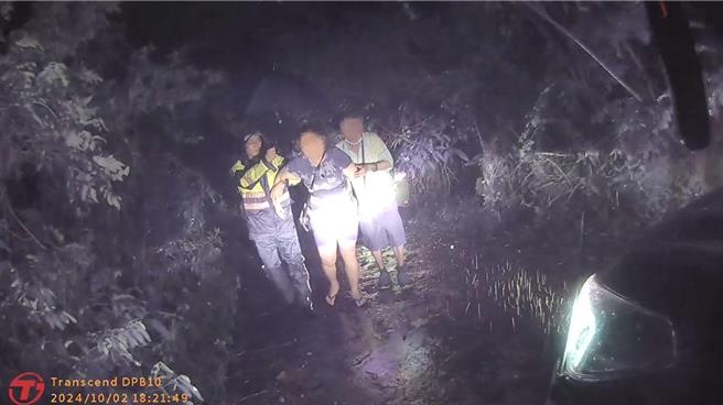 高雄一對夫妻於2日晚間受困於岡山的產業道路，警方獲報後順利在山腰道路找到兩人，協助下山。（警方提供／林瑞益高雄傳真）