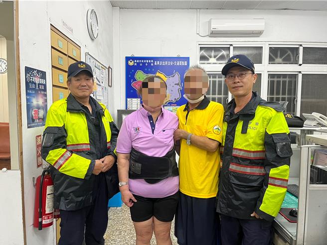 高雄一對夫妻受2日晚間困於岡山的產業道路，警方獲報後幫助兩人脫困，兩人對警方充滿感謝。（警方提供／林瑞益高雄傳真）