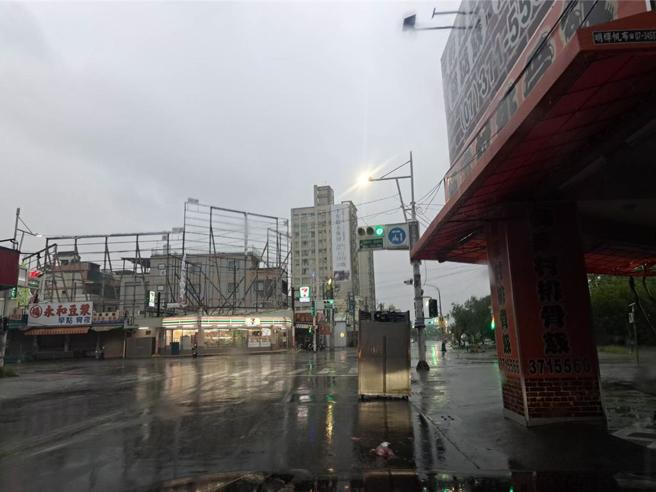 高雄市仁武區仁雄路八德南路上，知名梅家村排骨飯店家的冰箱被吹至路中。（警方提供／林雅惠高雄傳真）