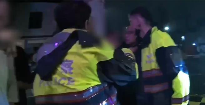 新興區警方接獲夜店糾紛後，出動快打警力到場處理，並將涉案人帶返所釐清。（畫面翻攝／紀爰高雄傳真）
