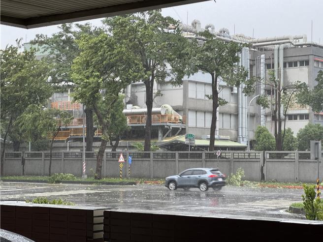 中度颱风山陀儿袭台，风强雨骤，导致高雄市楠梓区外环西路一带停电。图为外环西路3日上午风雨情形。（林瑞益摄）