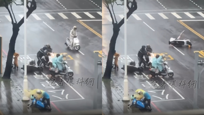 高雄中華路與新光路口有6名騎士被狂風強襲，根本無法繼續前進。（圖／翻攝記者爆料網）