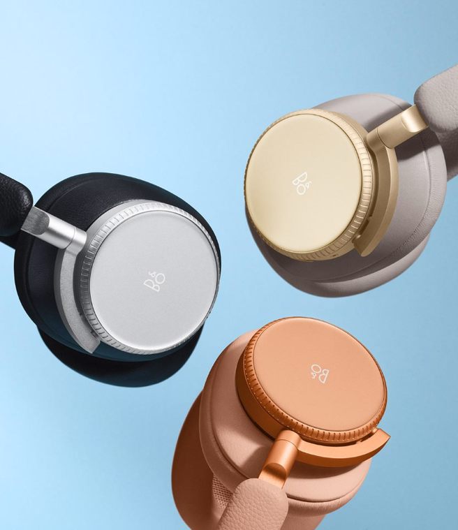 Beoplay H100 有三種經典配色可選：暗夜黑 (Infinite Black)、時光沙 (Hourglass Sand) 和落日杏 (Sunset Apricot)。Bang & Olufsen提供